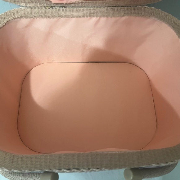 SEWING BASKET- VINTAGE- LARGE FLORAL WITH REMOVABLE TRAY/ FOOTED BOTTOM - Picture 5 of 13